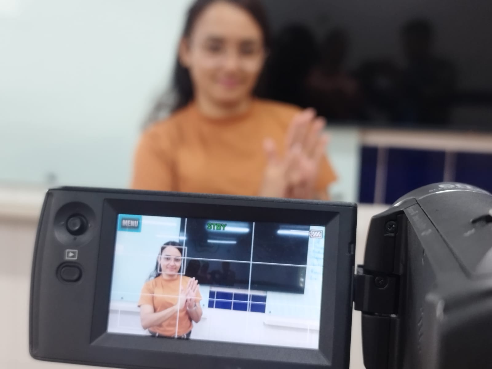 Candidata realizando prova prática do Atesto de Libras