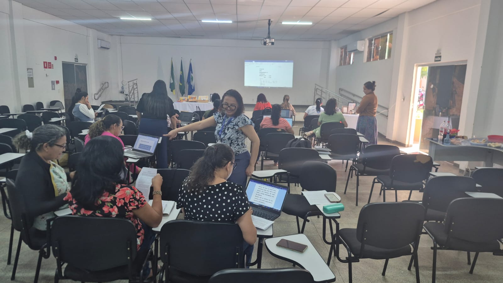 Profissionais discutindo as práticas inclusivas